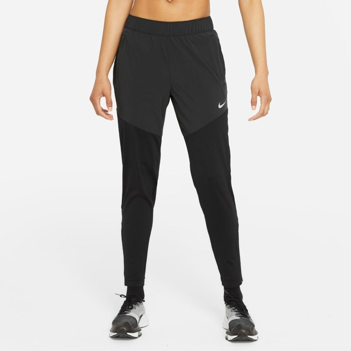 Nike therma hotsell pants essential